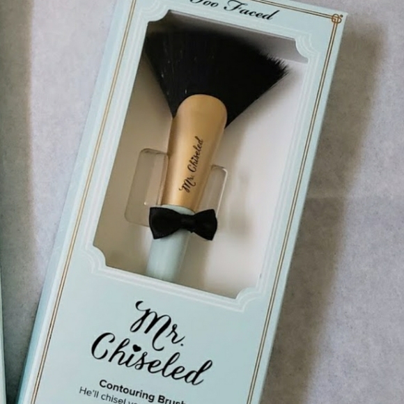 🌟🧚♀️Too Faced DISCONTINUED Mr Chiseled Contouring Brush NWT - Picture 1 of 3